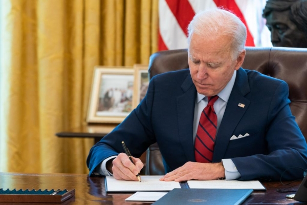 조 바이든 미국 대통령이 집무실에서 서류를 검토하고 있다. (사진제공=조 바이든 미국 대통령 트위터)
