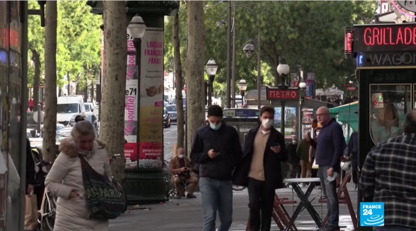 프랑스 파리에서 사람들이 마스크를 쓰고 걷고 있다. (사진=FRANCE 24 English 공식 유튜브 영상 캡처)<br>