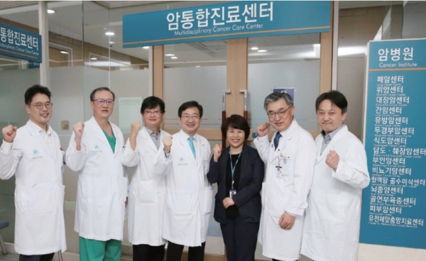 김태원 암병원장(왼쪽에서 네번째)을 비롯한 의료진이 잠시 마스크를 벗고 기념촬영을 하고 있는 모습.