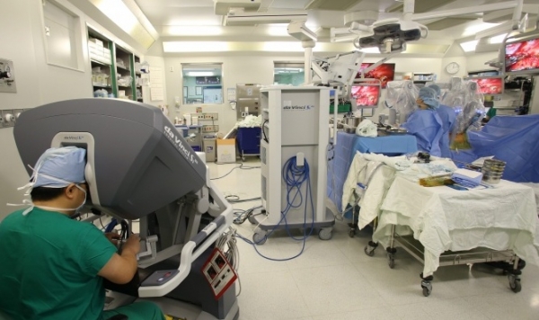 김용희 교수팀이 식도암 환자에게 로봇수술을 시행하고 있다.