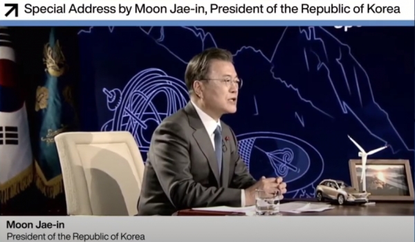&nbsp;문재인 대통령이 27일 화상으로 진행된 세계경제포럼(WEF·다보스 포럼) 주최 '한국 특별회의'에서 기조연설을 하고 있다. (사진=청와대 유튜브 캡처)