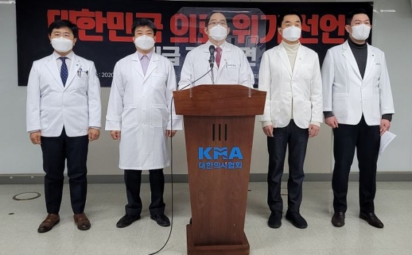 최대집(사진 가운데) 대한의사협회장이 23일 서울 용산구 임시회관에서 '국가의료 위기 선언문'을 발표했다. (사진제공=의협)