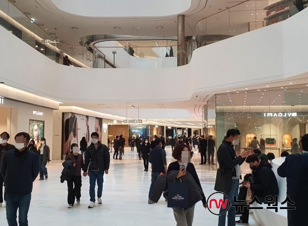 더현대 서울을 방문한 고객들이 쇼핑을 하고 있다. (사진=전다윗 기자)