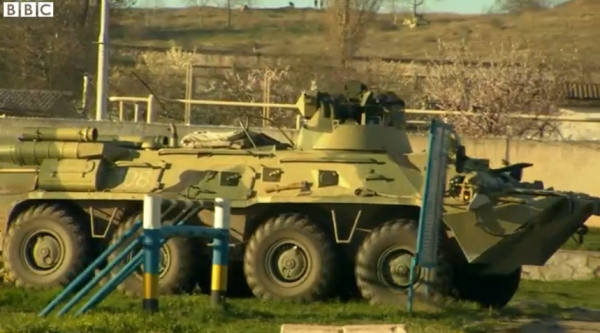 러시아 군이 크림반도의 우크라이나 해군 기지를 공격하고 있다. (사진제공=BBC)
