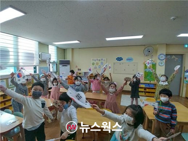 설성 어린이집 아이들이 ‘나라사랑 체험’ 프로그램에 참여해 손 태극기를 흔들고 있다. (사진제공=국립이천호국원)