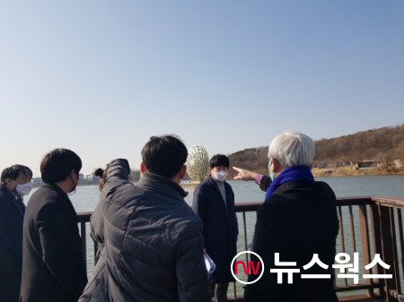 곽상욱 오산시장과 GH 관계자 등이 동탄호수공원 현장을 둘러보고 있다(사진제공=GH)