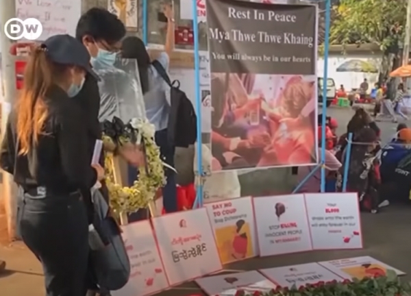 미얀마 군부 쿠데타에서 경찰의 총을 맞은 뒤 사망한 10대 소녀를 시민들이 추모하고 있다. (사진=유튜브 'DW News' 캡처)