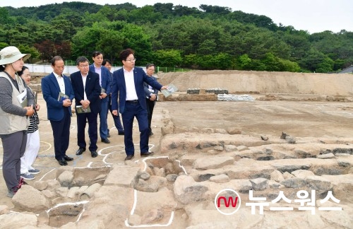 2019년 5월 화성행궁 복원사업 발굴조사 현장 점검하는 염태영(오른쪽) 시장(사진제공=수원시)