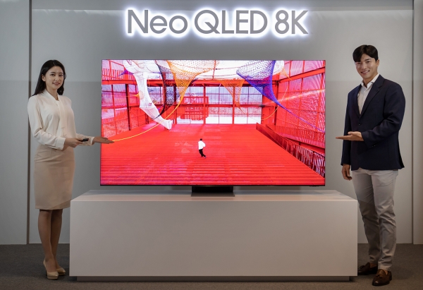 모델들이 서울 서초동에 위치한 삼성 딜라이트에서 '네오 QLED' TV를 소개하고 있다. (사진제공=삼성전자)