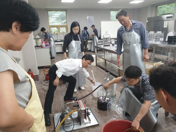 영천와인학교 교육생들이 와인양조 실습을 하고 있다.(사진제공=영천시)