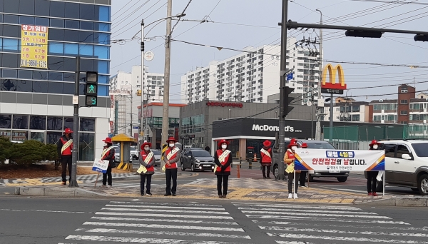 영천시 관계자들이 3월 안전점검의 날 안전 캠페인을 하고 있다.(사진제공=영천시)
