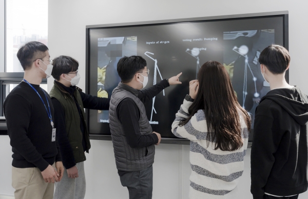 서울과기대 인공지능응용학과 학생들이 ICT를 활용한 응용기술 실습에 참여하고 있다. (사진제공=KT)