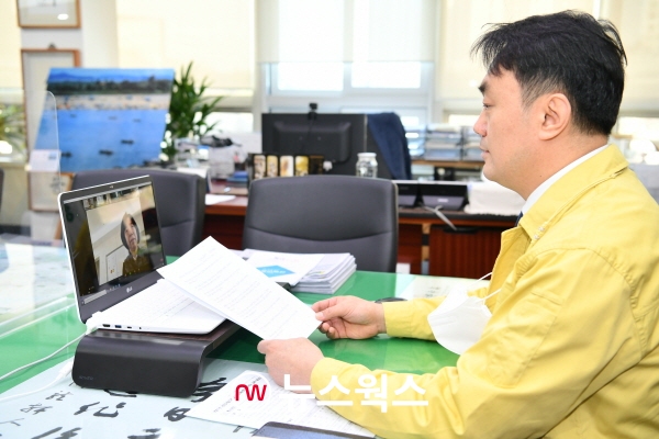 김상호 하남시장이 8일 결혼이민자 한국어교육 개강식에서 줌을 이용해 비대면으로 인사말을 하고 있다. (사진제공=하남시)