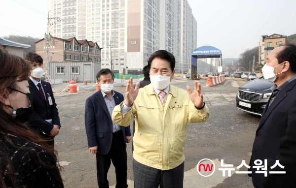 11일 백군기 용인시장이 기흥구 언남동 도시계획도로 개설 공사 현장을 방문해 점검하고 있다.(사진제공=용인시)