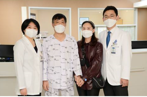 (왼쪽부터) 김현정 장기이식코디네이터과 혈액형 부적합 이식수술을 받은 김현옥-이소림 부부, 이식외과 이주한 교수
