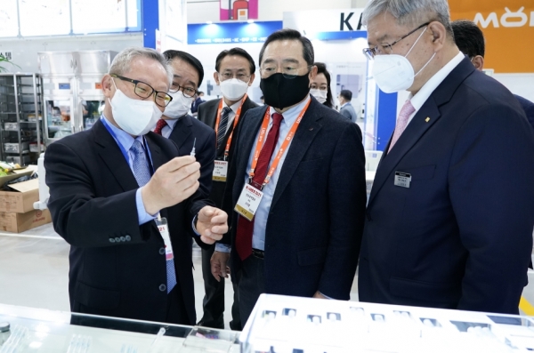 구자열(사진 가운데) 한국무역협회 회장이 18일 '국제의료기기·병원설비전시회(KIMES 2021)'을 방문해 전시 참가 기업 관계자로부터 제품 설명을 듣고 있다. (사진제공=무협)
