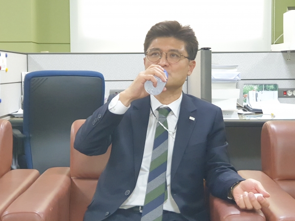이수봉 민생당 비상대책위원장이 지난 18일 서울시의회 기자실에서 열린 뉴스웍스와의 인터뷰에서 물을 마시고 있다. (사진=원성훈 기자)