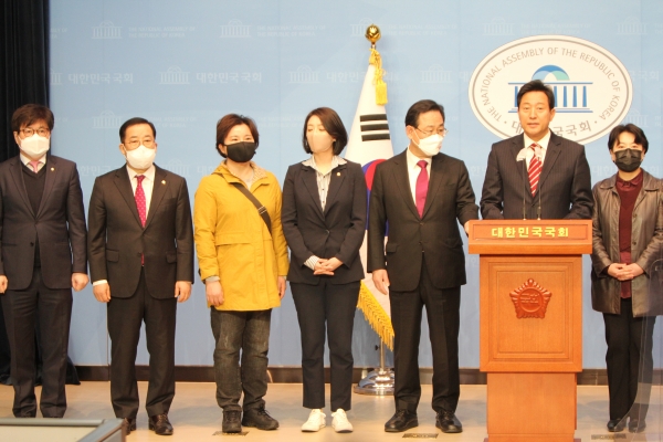 오세훈(오른쪽 두 번째) 국민의힘 서울시장 후보가 22일 국회소통관 기자회견에서 최근의 정치적 이슈에 대해 자신의 입장을 밝히고 있다. (사진제공=국회기자연합회)
