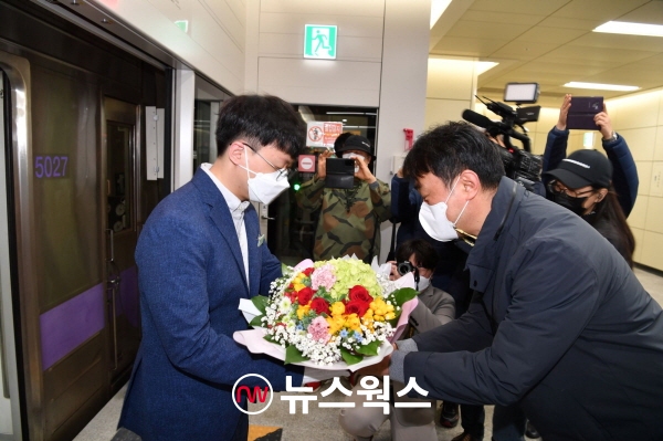 김상호(오른쪽) 하남시장이 27일 하남선 첫 지하철 운행 기관사에게 꽃다발을 전달하고 있다. (사진제공=하남시)