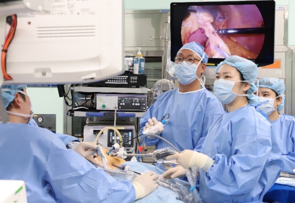 은평성모병원 외과 김형진 교수가 복강경을 이용해 대장암 수술을 하고 있다.