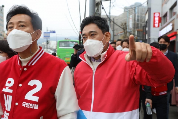 오신환(오른쪽) 전 의원이 오세훈 국민의힘 서울시장 후보의 선거유세를 돕고 있다. (사진=오신환 페이스북 캡처)
