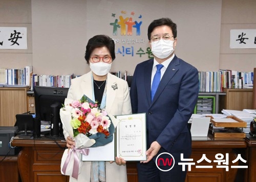 염태영(오른쪽) 시장이 김선희 수원시정연구원장에게 임명장을 수여하고 있다(사진제공=수원시)