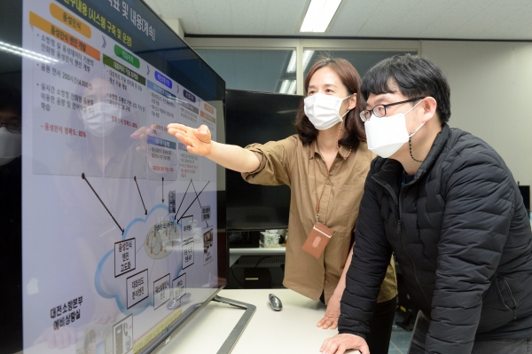 ETRI 연구진이 지능형 119 신고 접수시스템 체계를 논의하고 있는 모습(왼쪽부터 권은정 책임연구원, 박현호 선임연구원)