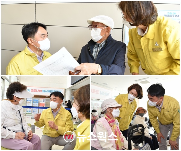 김상호 하남시장이 8일 임시 예방접종센터인 미사보건센터에서 백신접종을 받은 75세 어르신을 살펴보고 있다. (사진제공=하남시)