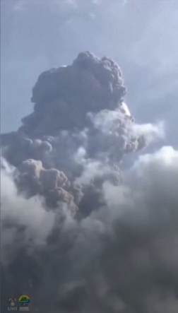 세인트빈센트섬에 위치한 수프리에르 화산이 40여 년 만에 폭발했다.