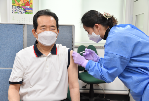정세균 국무총리가 26일 서울 종로구보건소에서 아스트라제네카사의 코로나19 백신을 맞고 있다. (사진제공=국무조정실)