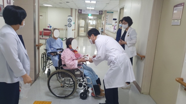 서울시립병원 중 하나인 은평병원에서 의료진이 입원 환자와 대화를 나누고 있다. (사진제공=서울시)