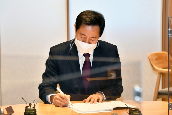 오세훈 서울시장이 지난 8일 사무 인수인계서에 서명을 하고 있다. (사진제공=서울시)