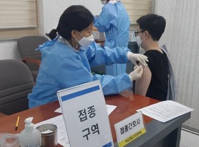 노인병원에 근무하는 의료진이 코로나19 백신을 맞고 있다.