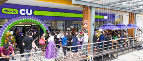 말레이시아 1호점 'CU센터포인트점'에 모인 현지 고객들. (사진제공=CU)