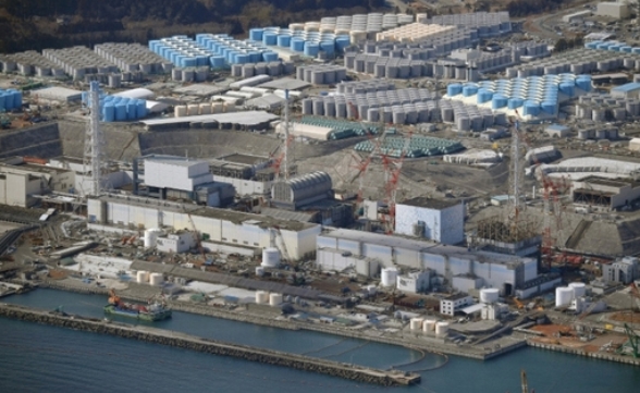 후쿠시마 제1원전 1호기~4호기(오른쪽에서 왼쪽). 위쪽에 오염수 저장소가 보인다. (사진제공=마이니치신문)
