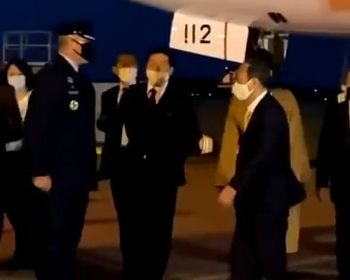 스가 요시히데 일본 총리가 15일(현지시간) 미일정상회담 참석을 위해 미국에 도착했다. (사진=스가 요시히데 트위터 캡처)