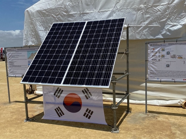 앙골라 공공 태양광 사업 행사장에 설치된 한화큐셀 태양광 모듈. (사진제공=한화큐셀)