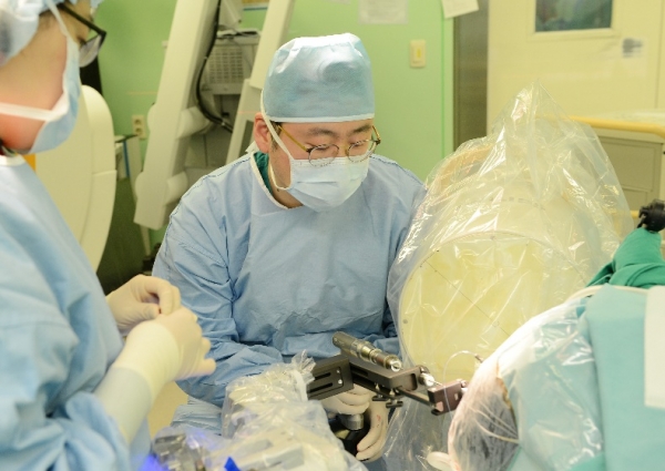 장 교수팀이 뇌수술 로봇장비인  카이메로를 이용해  환자의 뇌심부에 전극을 삽입하고 있다.