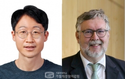 김기표 교수(왼쪽)와 한스 쉘러 박사