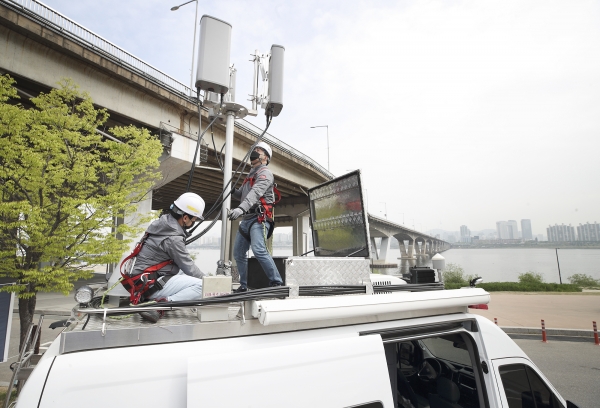 KT 직원들이 국가재난안전통신망 기지국 장비를 점검하고 있다. (사진제공=KT)