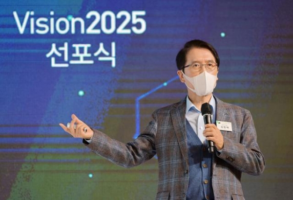 신창재 교보생명 회장이 28일 서울 광화문 교보생명 본사에서 열린 '비전(Vision)2025 선포식'에서 새로운 비전을 공표하고 있다. (사진제공=교보생명)