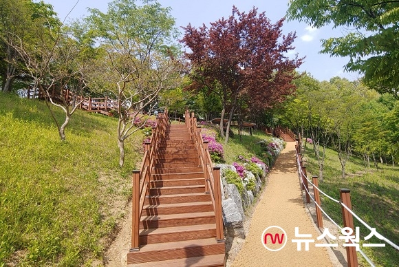 원목데크와 산책로를 정비한 용인시 기흥구에 위치한 탑실어린이공원 모습(사진제공=용인시)