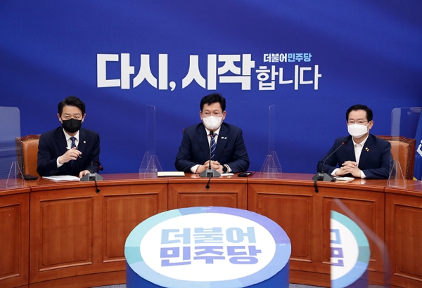 송영길(가운데) 민주당 대표가 지난 3일 국회에서 열린 '민주당 기자간담회'에서 발언하고 있다. (사진=더불어민주당 홈페이지 캡처)