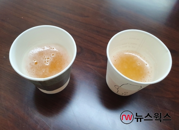 종이컵에 따른 하이네켄 0.0(사진 왼쪽)과 하이네켄 오리지널. 블라인드 테스트에 활용했다. (사진=전다윗 기자)