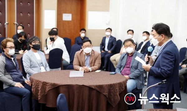 용인시는 11일 시청 3층 컨벤션홀에서 경강선 연장과 관련한 지역주민 설명회를 열었다.(사진제공=용인시)