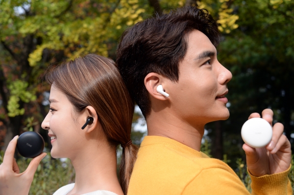 모델들이 액티브 노이즈 캔슬링 기능을 탑재한 '톤 프리' 무선 이어폰을 소개하고 있다. (사진제공=LG전자)