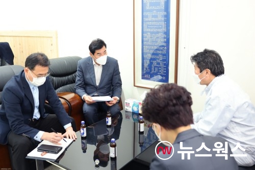 김상돈(가운데) 시장이 중소기업육성자금 지원과 관련해 실무 회의를 하고 있다(사진제공=의왕시)
