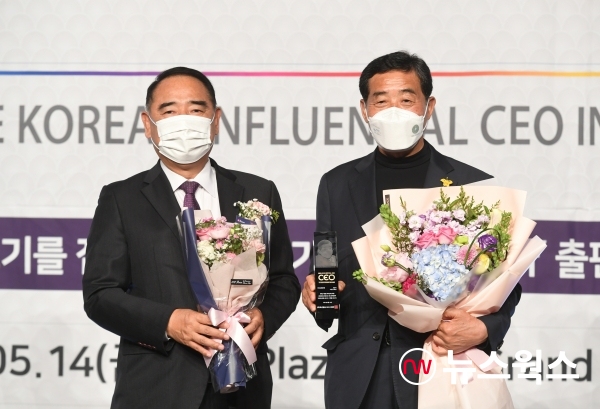 윤화섭 시장(오른쪽)이 14일 서울 소재 더플라자호텔에서 열린 ‘2021 한국의 영향력 있는 CEO 선정식 및 출판 기념회’에서 리더십경영 부문을 수상했다.(사진제공=안산시)