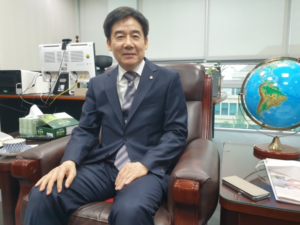 이용호 무소속 의원이 지난 17일 국회의원회관의 그의 사무실에서 뉴스웍스와의 인터뷰를 진행하면서 환하게 웃고 있다. (사진=원성훈 기자)