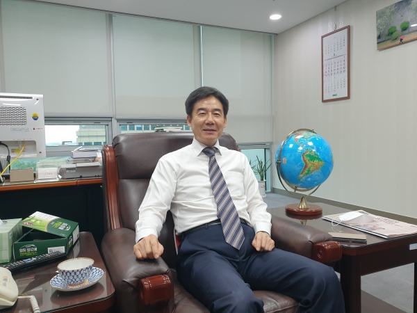 이용호 무소속 의원이 17일 국회의원회관 그의 사무실에서 인터뷰 진행 도중에 사진 촬영을 위해 잠시 마스크를 벗고 웃고 있다. (사진=원성훈 기자)